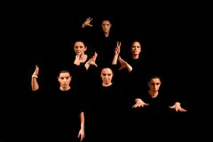 Read more about the article «Από το Σκοτάδι στο Φως» | Οκτώ Αποσπάσματα Αρχαίων Τραγωδιών από τη θεατρική ομάδα Κωφών "Τρελά Χρώματα"