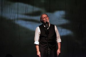 Read more about the article Cantata Greca | Ο Moni Ovadia ερμηνεύει Γιάννη Ρίτσο | Μια παράσταση εμπνευσμένη από δύο ποιήματα του Γιάννη Ρίτσου σε μετάφραση του Nicola Crocetti