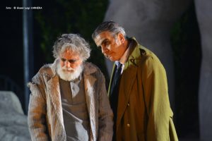 Read more about the article Οιδίπους επί Κολωνώ |  Το Ελληνικό Φεστιβάλ,  σε συνεργασία με το Φεστιβάλ των Συρακουσών,  παρουσιάζει την τελευταία τραγωδία του Σοφοκλή. Με τη στήριξη του Ιδρύματος Μιχάλης Κακογιάννης.
