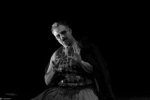 Read more about the article «Ο Ληστής» του Δημήτρη Μανιάτη με τον Πασχάλη Τσαρούχα σε σκηνοθεσία Σταμάτη Κραουνάκη | Κάθε Πέμπτη στις 21:00, έως Πεμ. 2 Απρ. 2015