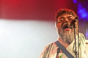 Read more about the article «ALL FOR ONE» («OLOI ENA») kiss me | Stamatis Kraounakis one man show