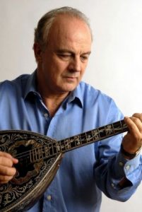 Read more about the article Thanassis Polykandriotis and his ensemble, "OI EPOMENOI", honor great folk music composers and Michael Cacoyannis