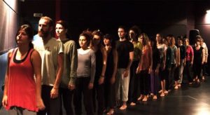 Read more about the article Χορεύοντας με τους άλλους στο ΙΜΚ: 6 χορογράφοι + 129 συμμετέχοντες από 9 χώρες, ηλικίας 7 έως 80 ετών, σε μία κοινή παράσταση, ανοικτή για το κοινό με τίτλο one way ticket