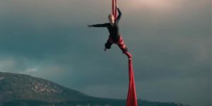 Read more about the article Κατερίνα Σολδάτου: «Χόρεψε» κρεμασμένη από γέφυρα στα Σφακιά για να ευαισθητοποιήσει τον κόσμο